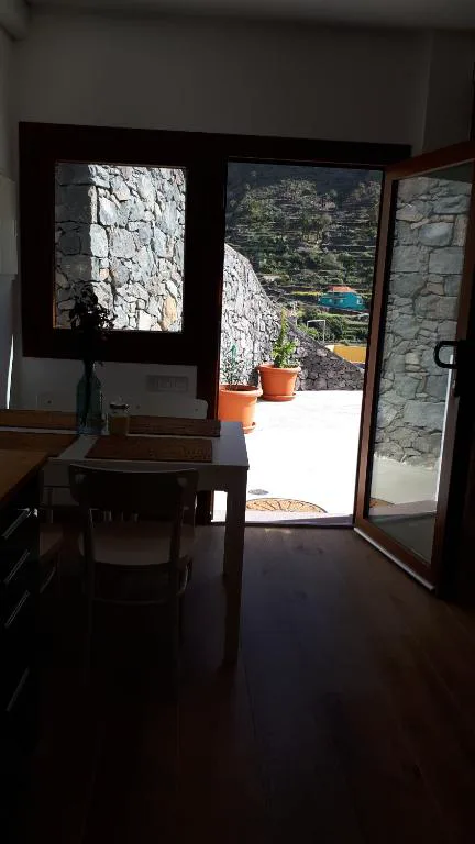 Cocina con vistas a la terraza y al valle de bancales agrícolas, Casita Tio Manuel