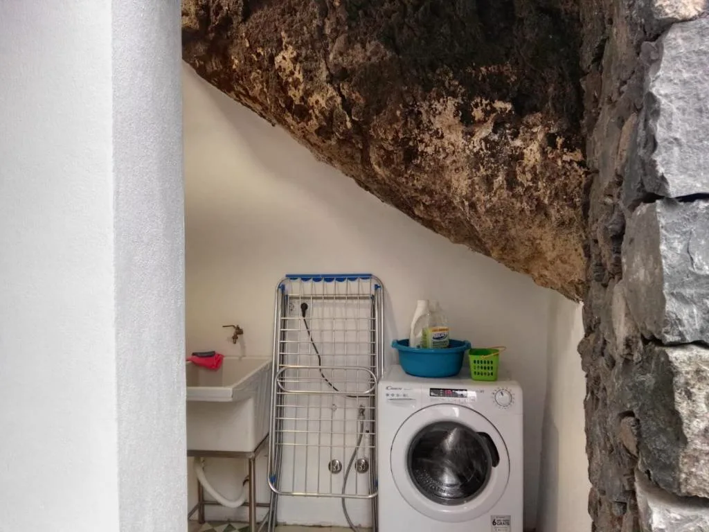 Rincón de lavandería excavado bajo la roca volcánica original, Casita Tio Manuel
