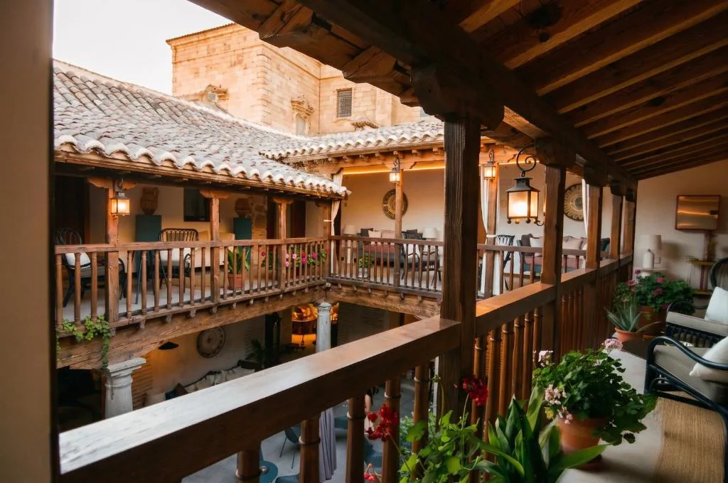 Galería con balcones de madera sobre el patio