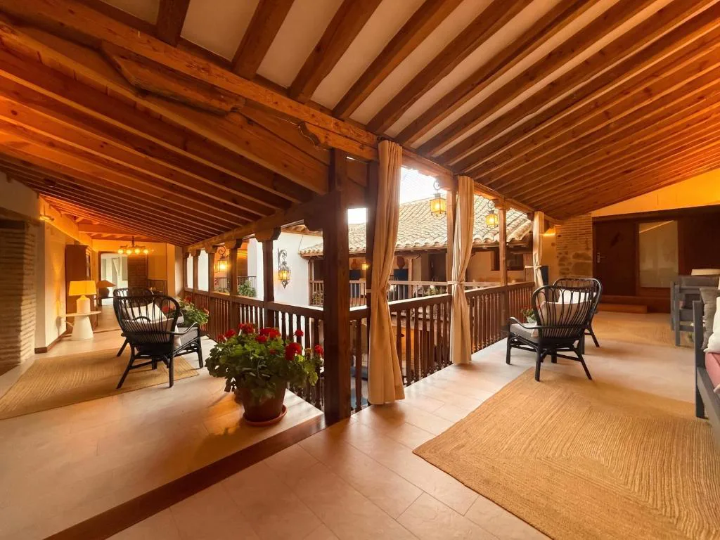 Galería de madera con vigas