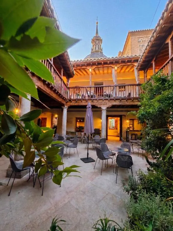 Patio con luces cálidas al atardecer