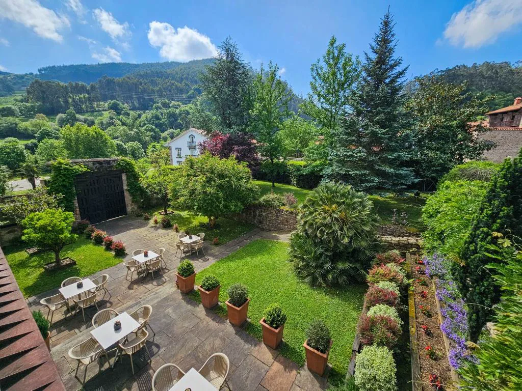 Jardín escalonado con mesas y setos