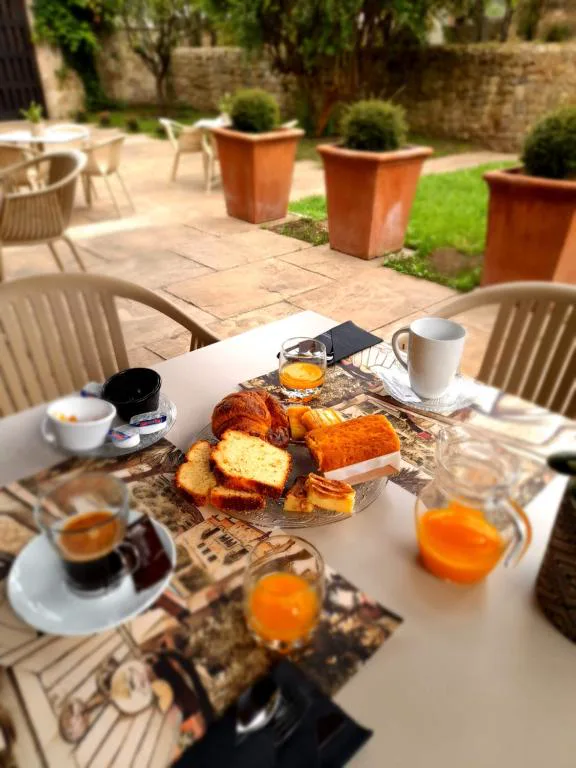 Desayuno servido en una mesa del jardín