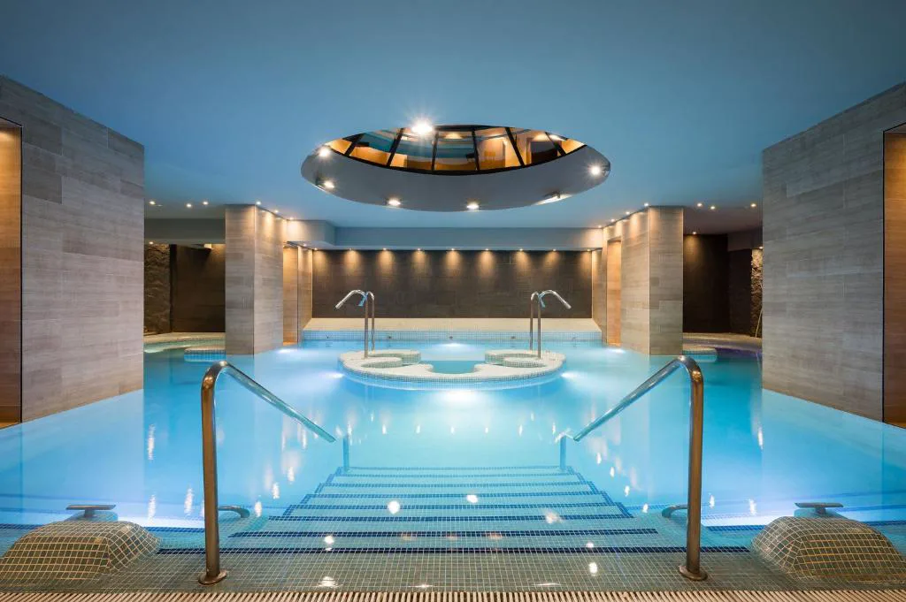 Piscina termal interior con cúpula acristalada y escalinata sumergida