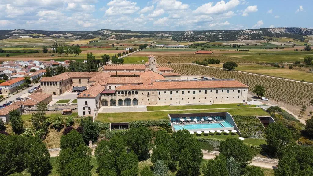 Vista aérea del monasterio de Valbuena con su piscina exterior y los campos de la Ribera del Duero