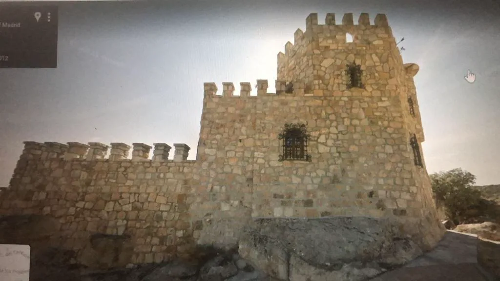 Castillo de piedra con almenas sobre una roca