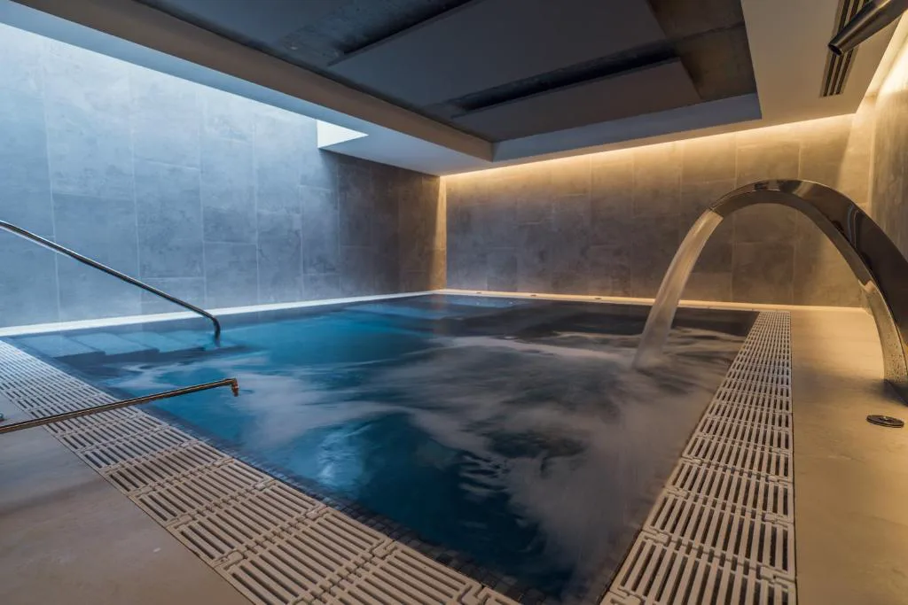Piscina cubierta con zona de descanso