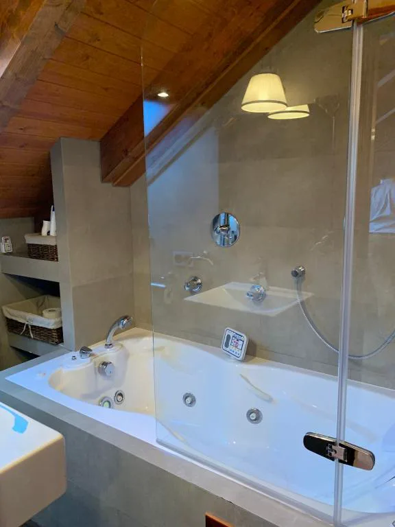 Baño con bañera y ducha de cristal