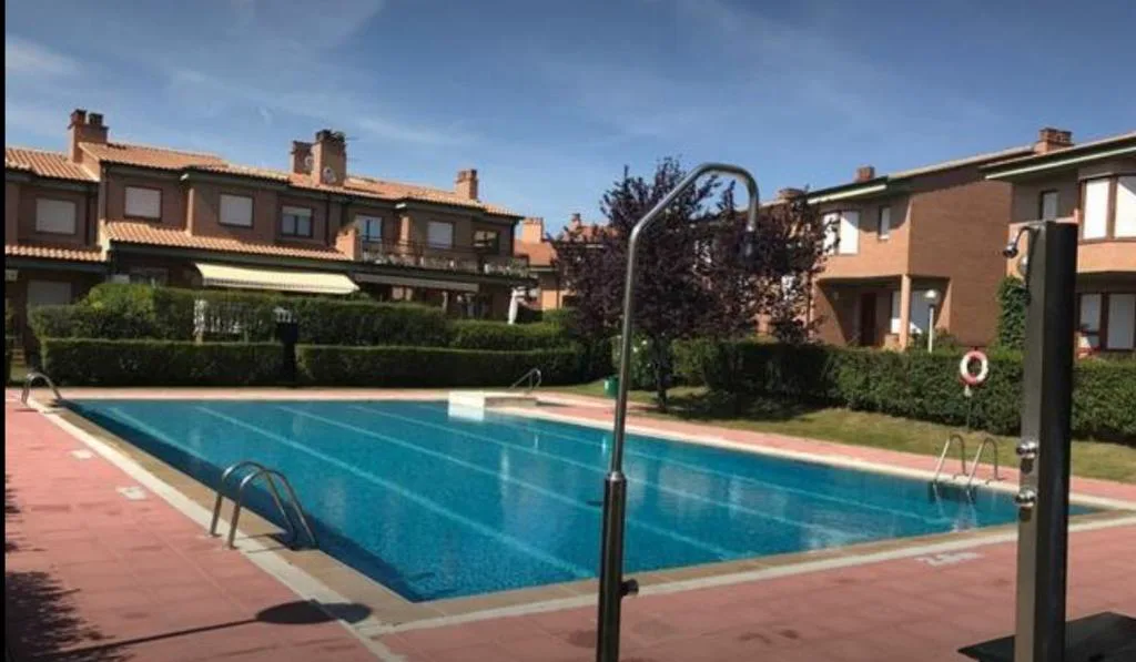 Piscina comunitaria de la urbanización con adosados