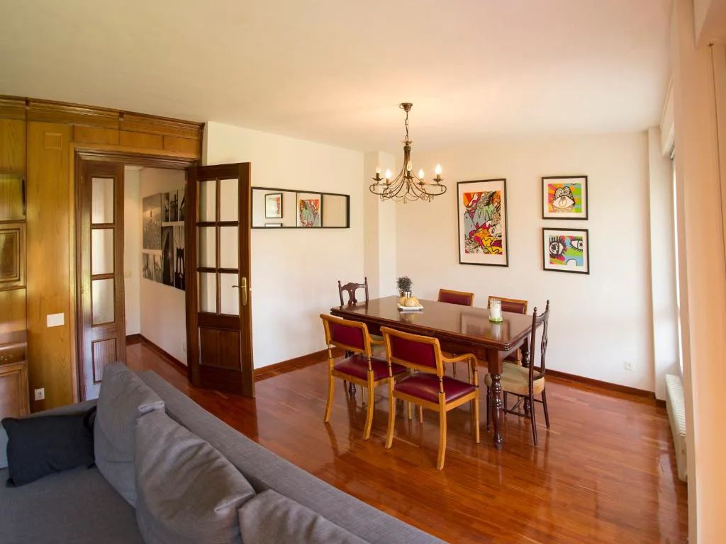 Comedor con mesa de madera y vitrina