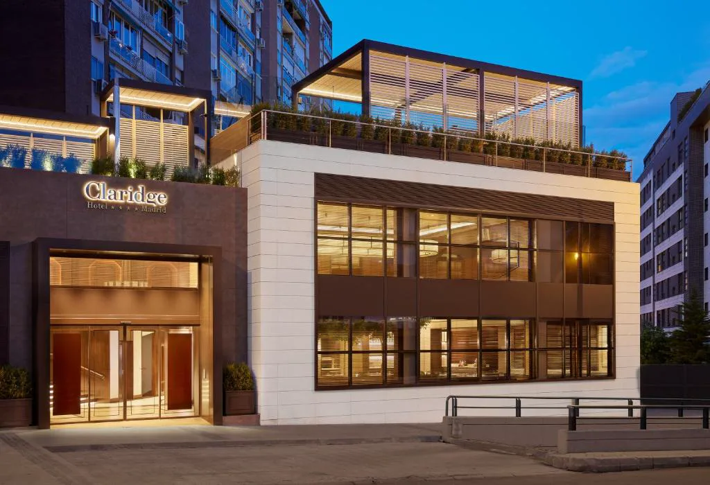 Fachada del hotel con terraza acristalada y azotea