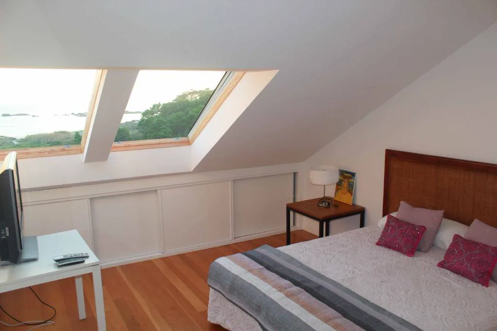 Habitación abuhardillada con ventana al techo y vistas al mar, Complejo Raeiros