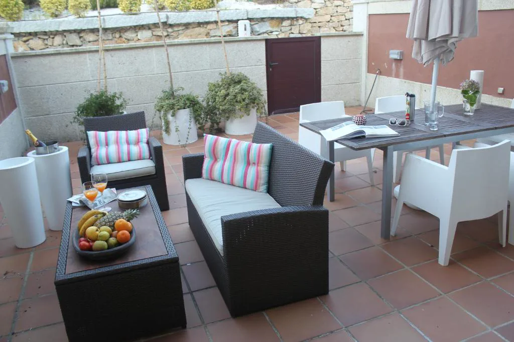 Terraza privada con sofás, mesa y frutero, Complejo Raeiros