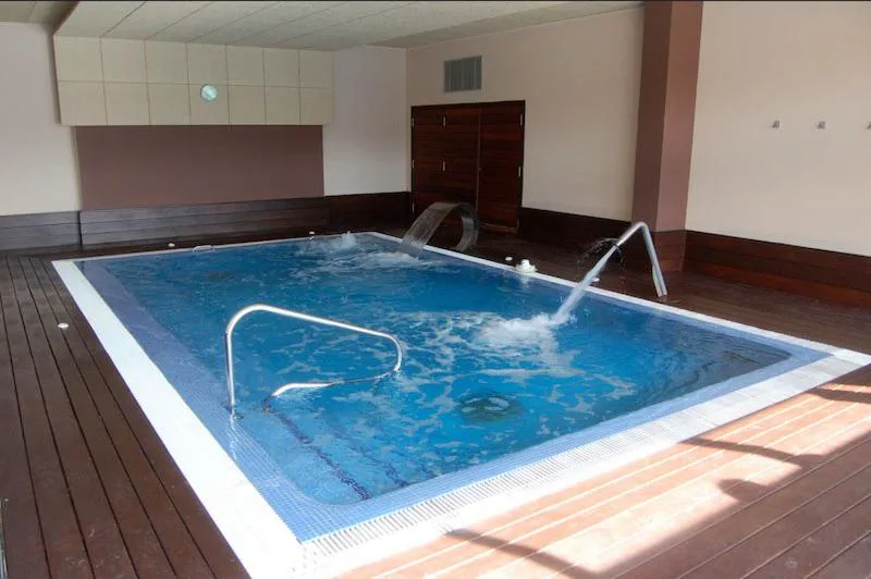 Piscina cubierta comunitaria del complejo con chorros de hidroterapia