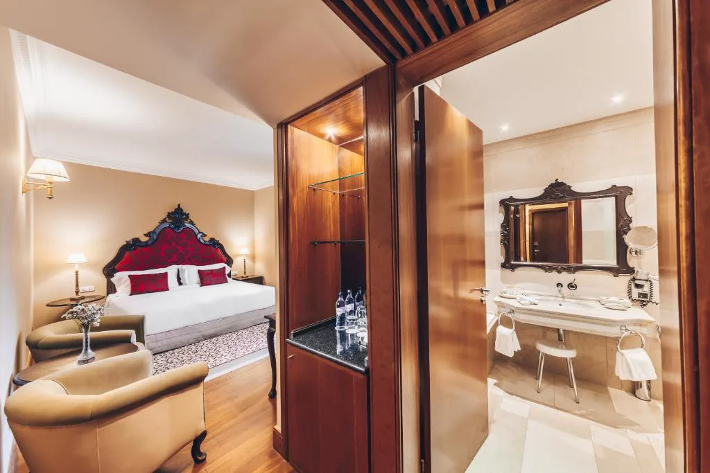 Suite barroca en tonos rojos con acceso al baño de mármol, Convento do Espinheiro