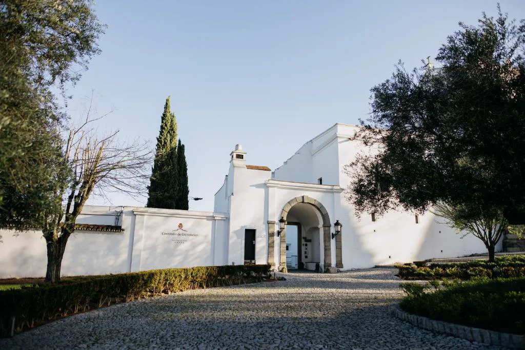 Entrada principal del Convento do Espinheiro bajo un arco de piedra