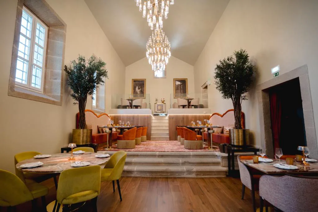 Restaurante del Convento do Seixo instalado en la antigua capilla, con arañas de cristal