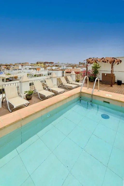 Piscina en la azotea con vistas a los tejados y torres de Sevilla