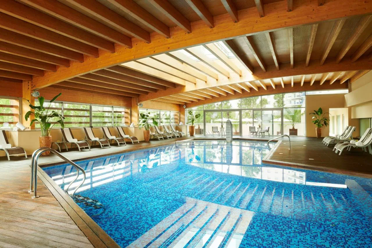 Piscina cubierta de madera y cristal en Corinthia Lisbon, la zona de spa más grande de la ciudad