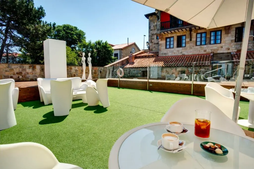 Zona de descanso en la terraza con mesas de café junto a la piscina
