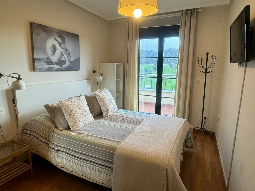 Dormitorio con balcón y vistas al valle, Costa SPA Ático de lujo