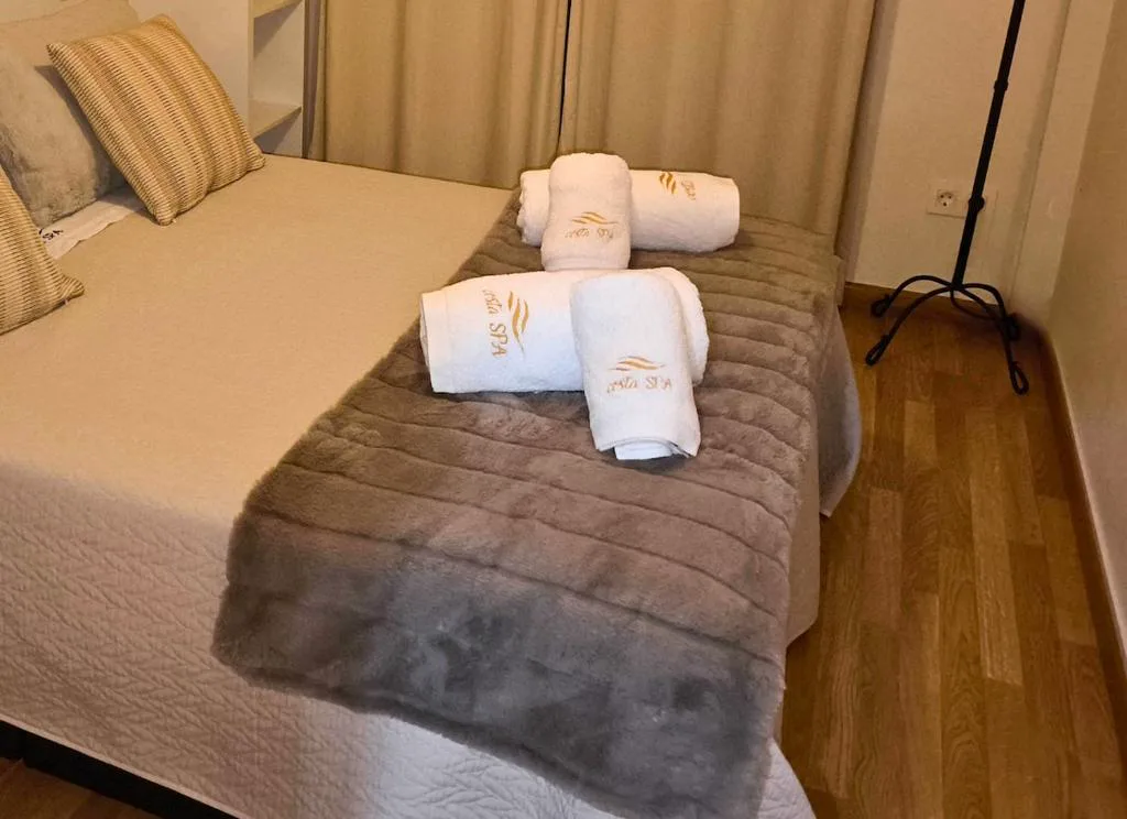 Dormitorio con toallas de cortesía, Costa SPA Piscinas de lujo