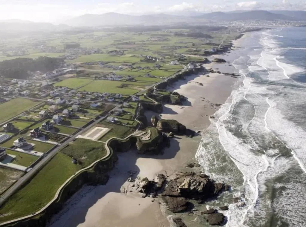 Vista aérea de la Playa de las Catedrales, cerca del apartamento