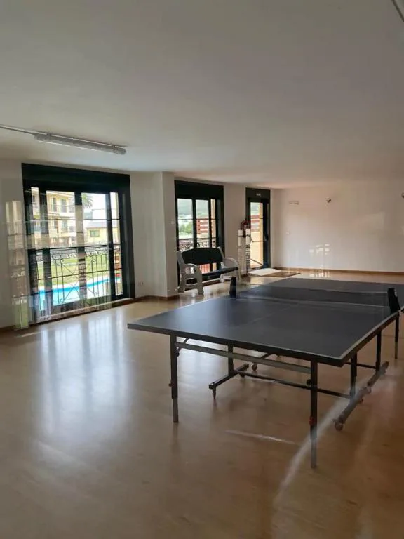 Sala de juegos con mesa de ping pong del complejo Costa SPA