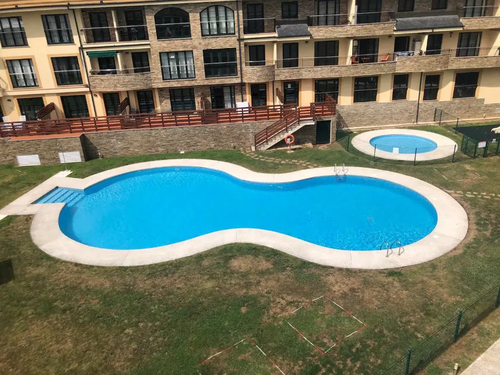 Vista aérea de la piscina exterior y el edificio de apartamentos, Costa SPA