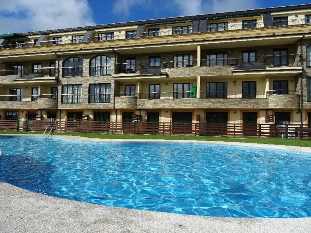 Piscina exterior con vistas al monte, complejo Costa SPA