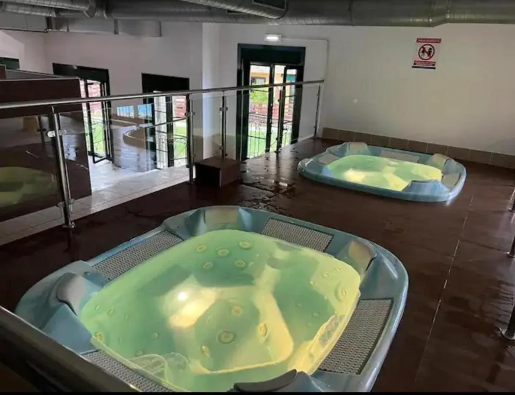 Zona de spa compartida del complejo con dos bañeras de hidromasaje individuales, Costa SPA Terraza de lujo