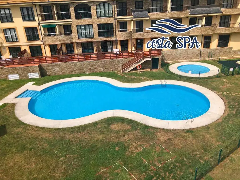 Piscina exterior con jardín del complejo Costa SPA