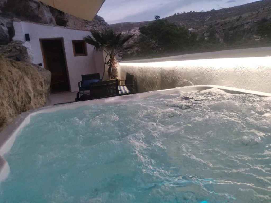 Jacuzzi burbujeante en un rincón de roca