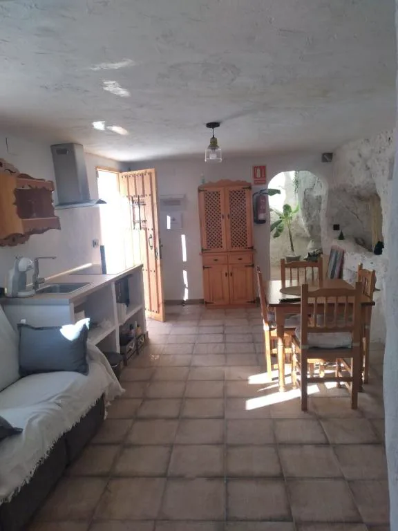 Salón con suelo de barro y mesa
