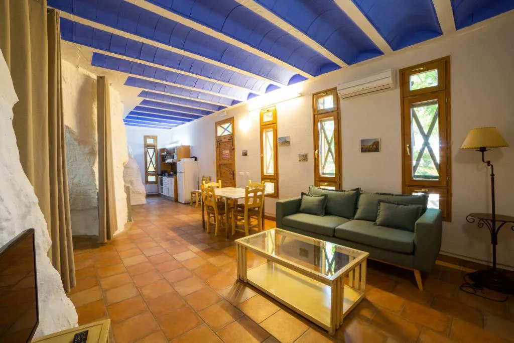 Salón con vigas azules y sofás