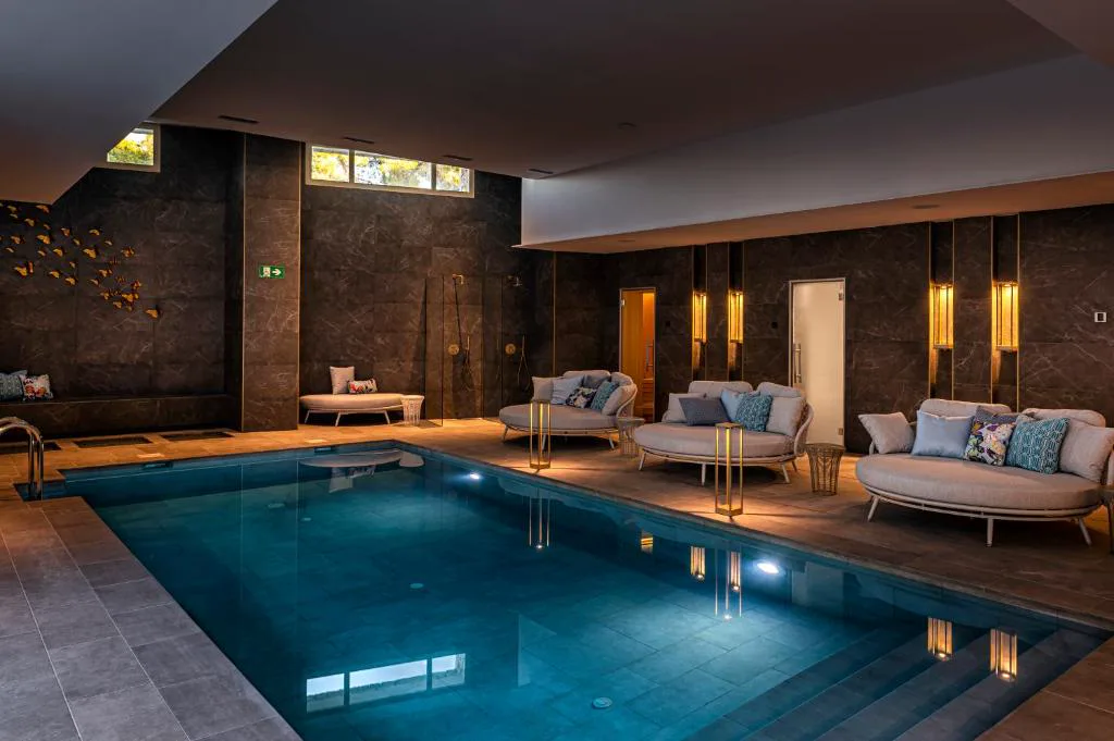 Piscina interior climatizada con tumbonas