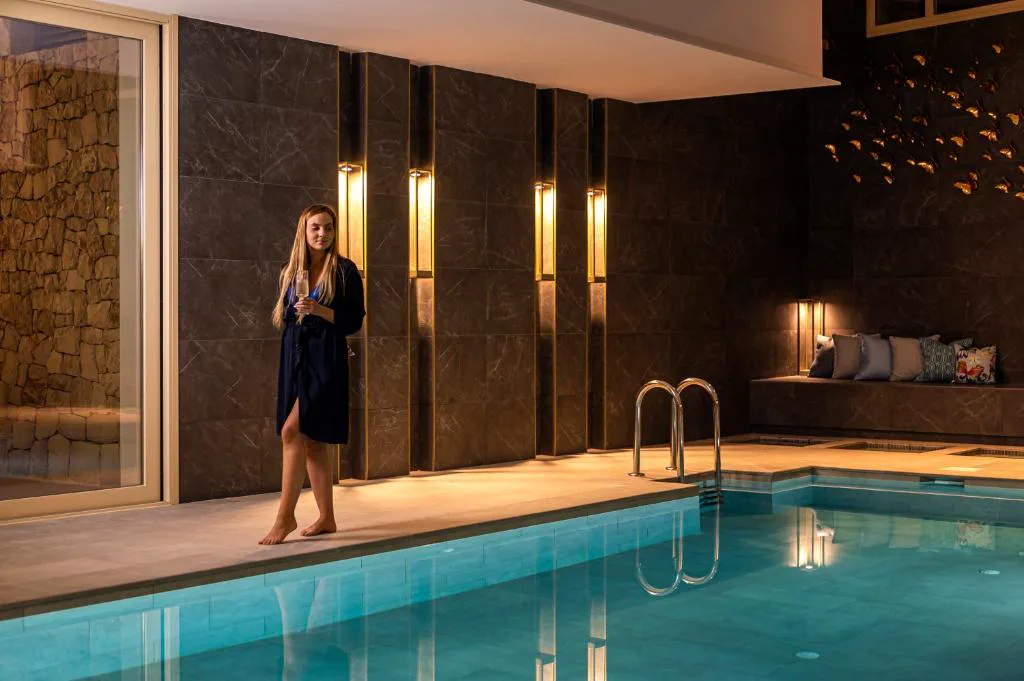 Piscina interior del spa con ventanal