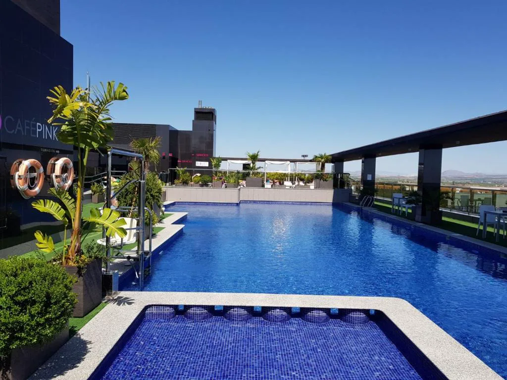 Piscina en la azotea del hotel con vistas a la laguna de Torrevieja