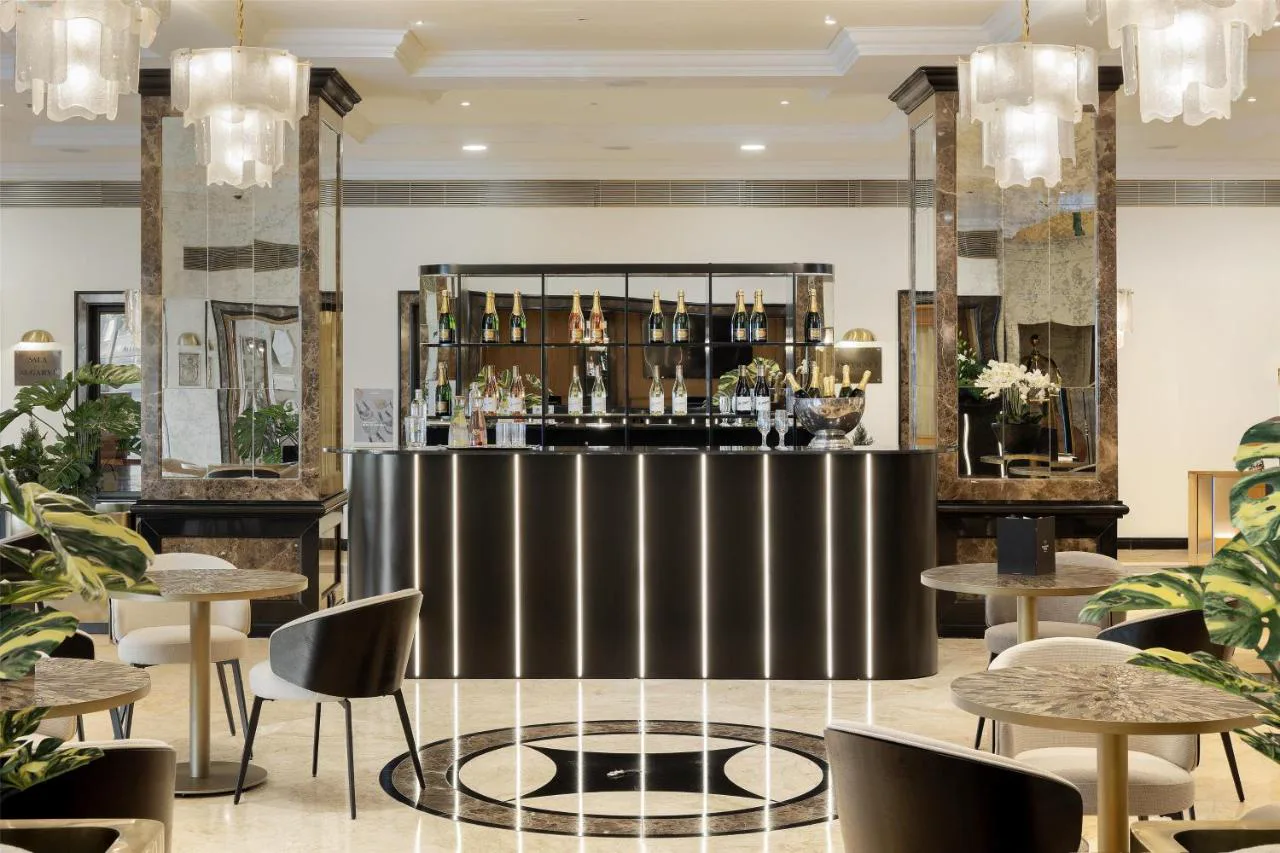 Bar con champán y espejos en Dom Pedro Lisboa Hotel
