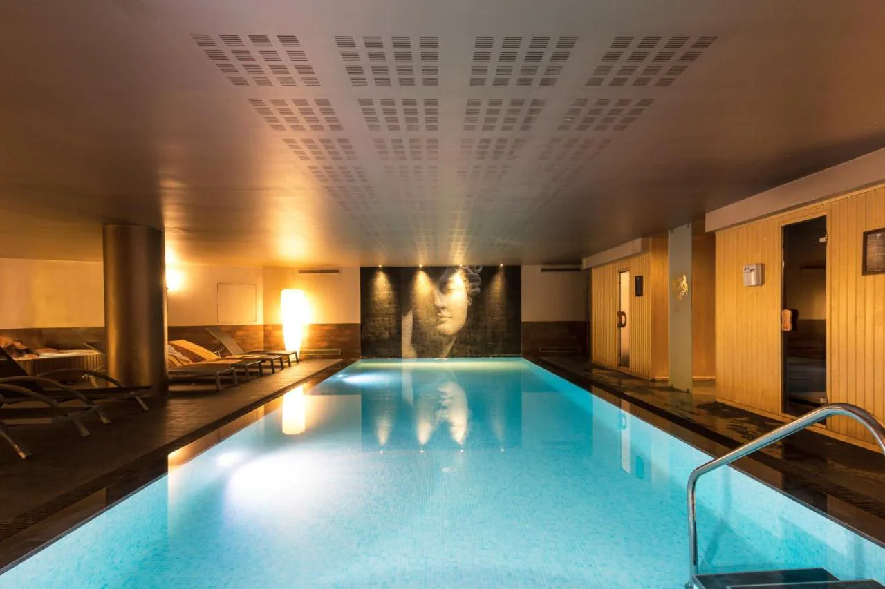 Piscina cubierta del Spa Aquae en Dom Pedro Lisboa Hotel, con mural artístico
