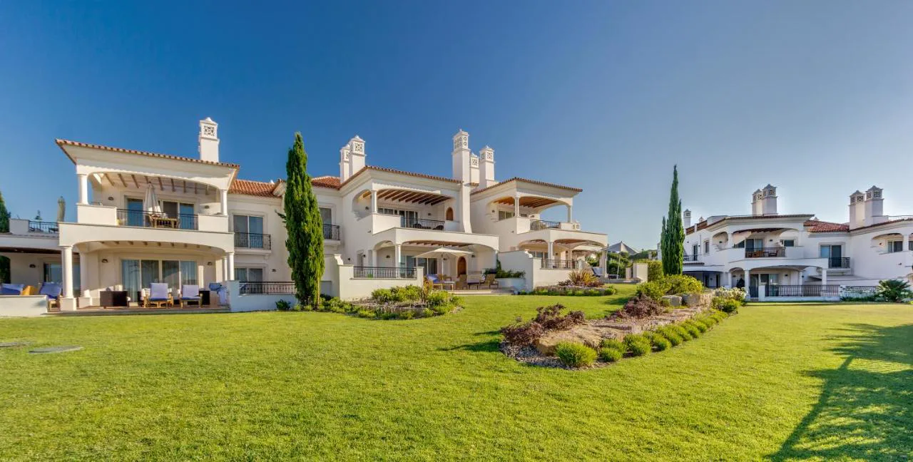 Fachada de estilo algarvío entre jardines en Dunas Douradas Beach Club