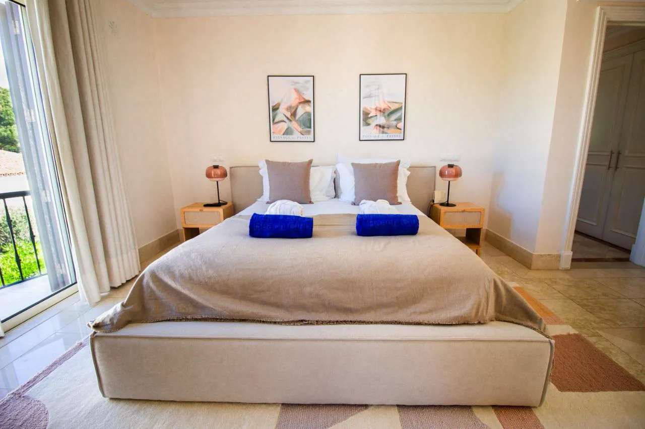Dormitorio con balcón en Dunas Douradas Beach Club