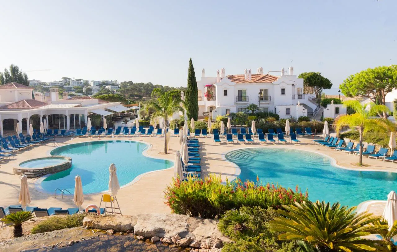 Piscinas de Dunas Douradas Beach Club junto al mar, en Vale do Lobo