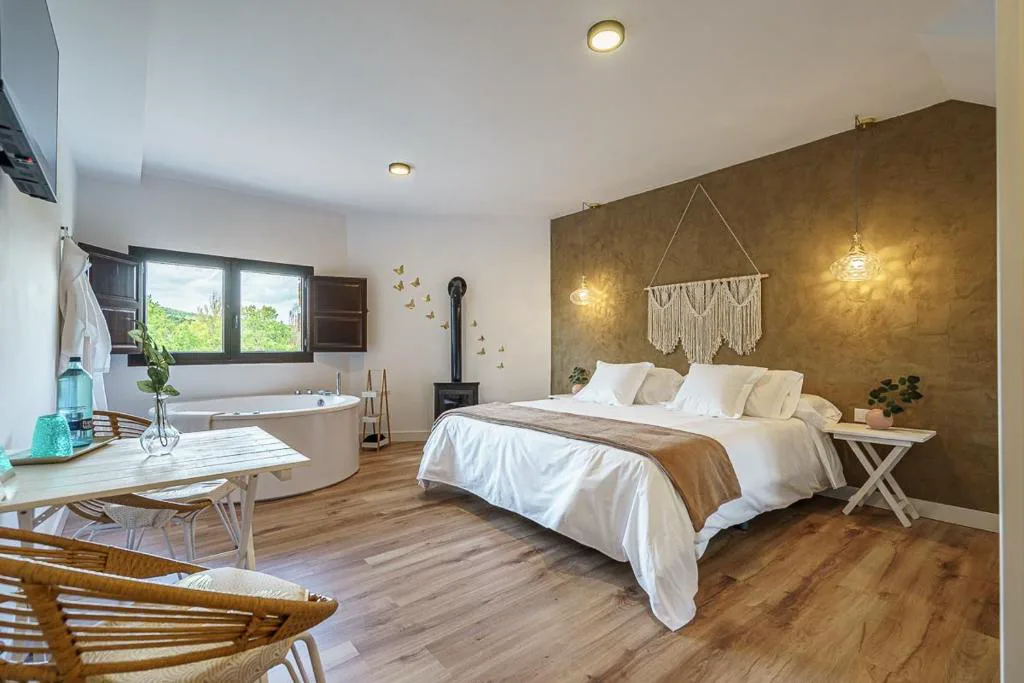 Suite blanca con jacuzzi y cama grande