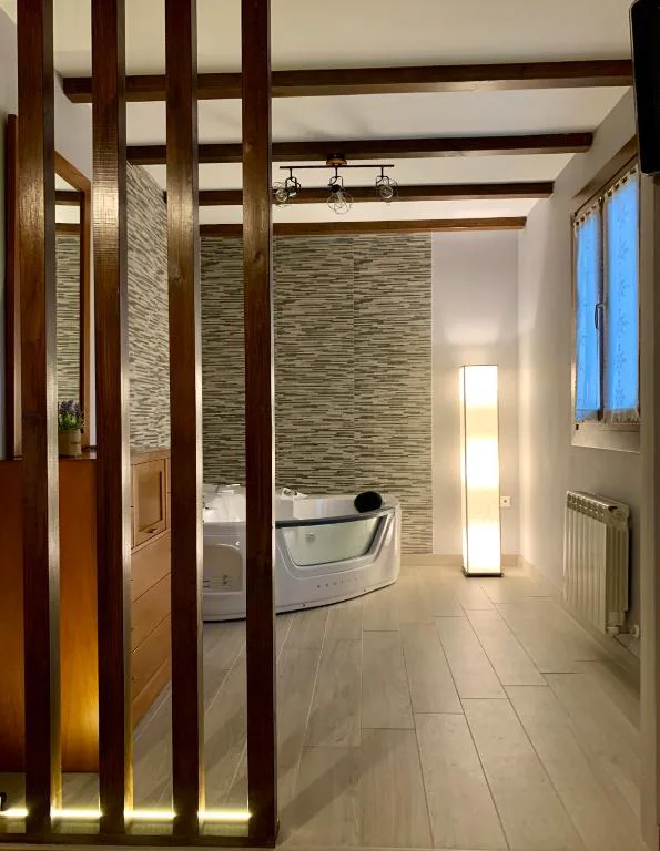 Jacuzzi de esquina junto a biombos de madera