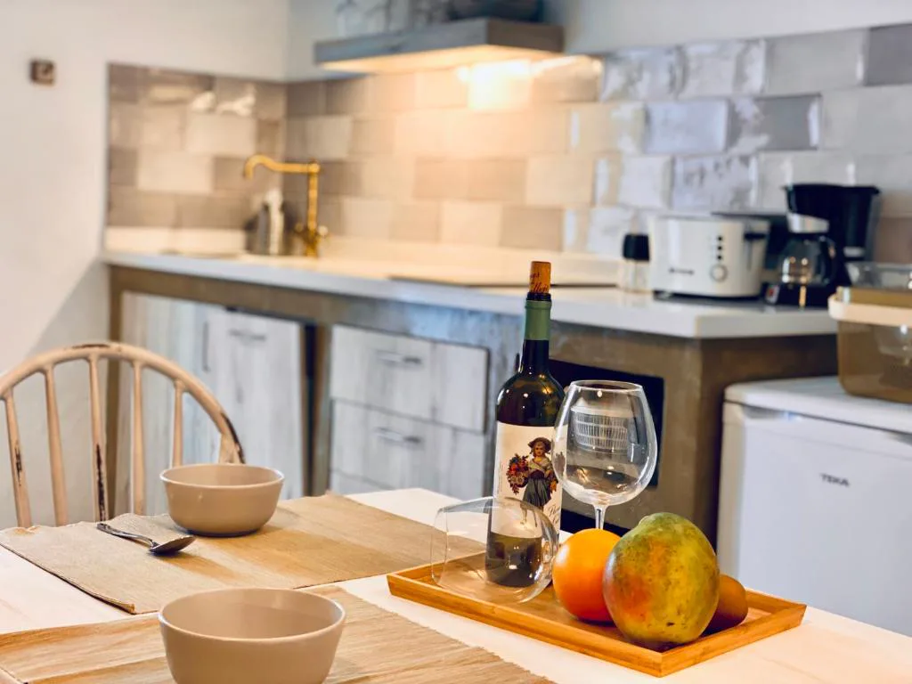 Cocina equipada con fruta local y vino de Lanzarote sobre la encimera, Eco-Finca Curbelo