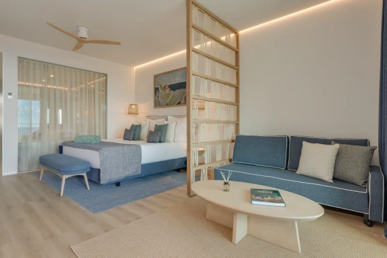 Suite con sofá y vistas al mar de The Editory Ocean Way Funchal