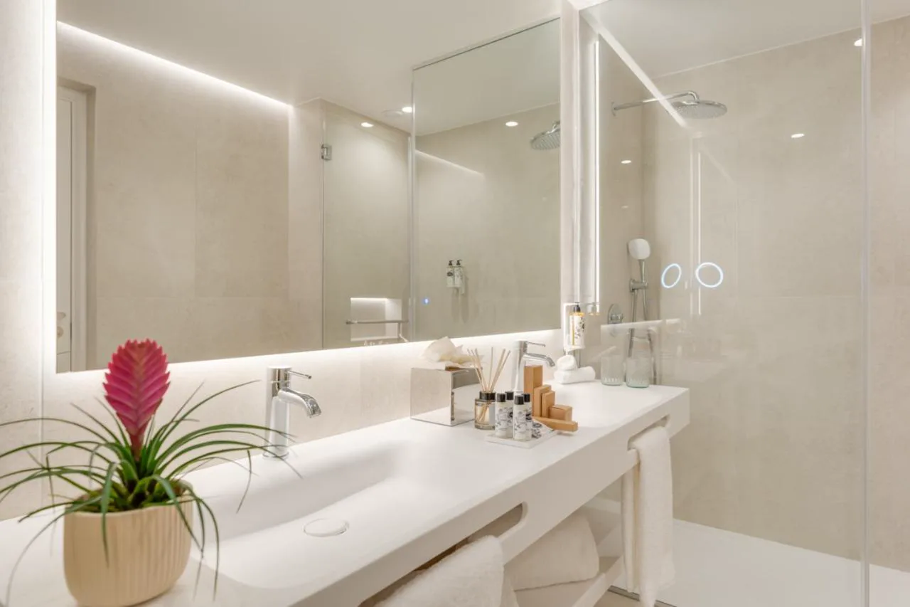 Baño de diseño con ducha de cristal en The Editory Ocean Way Funchal