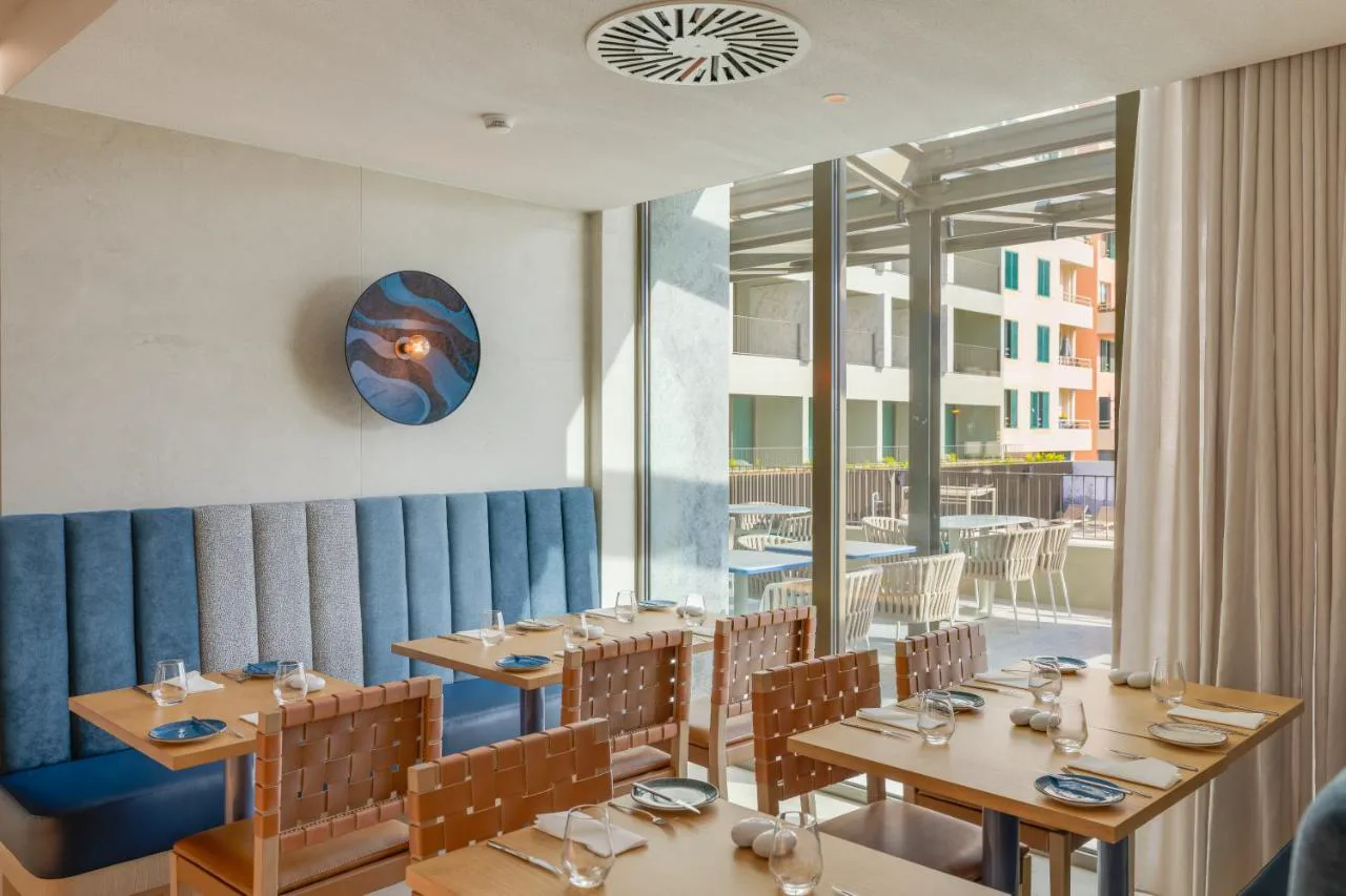 Restaurante de The Editory Ocean Way Funchal con vistas a la terraza