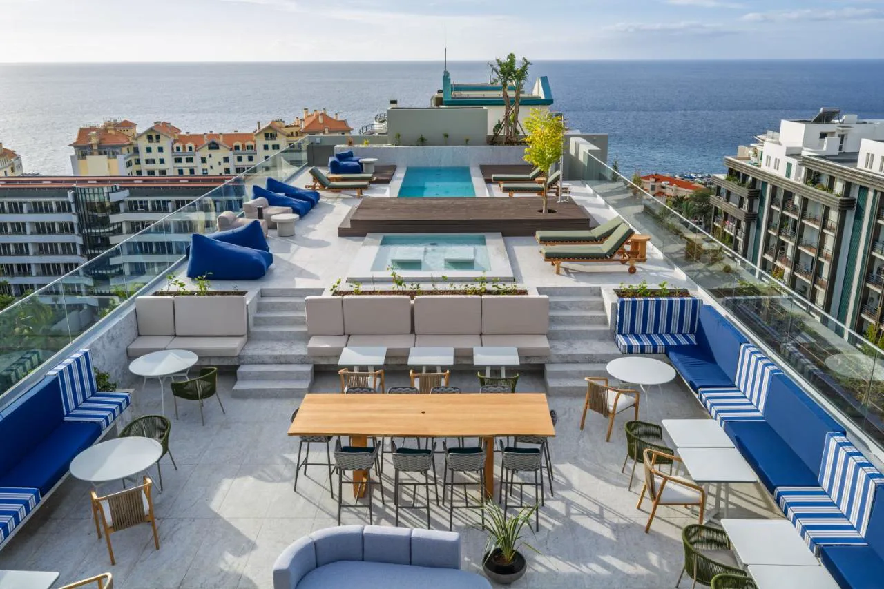 Piscina y jacuzzi en la azotea de The Editory Ocean Way Funchal frente al Atlántico